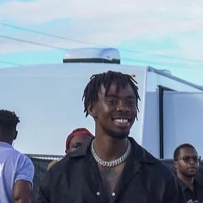 Kemdilo smiling backstage.